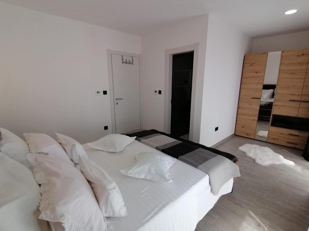 Apartman Max !!!! Omiš Buitenkant foto